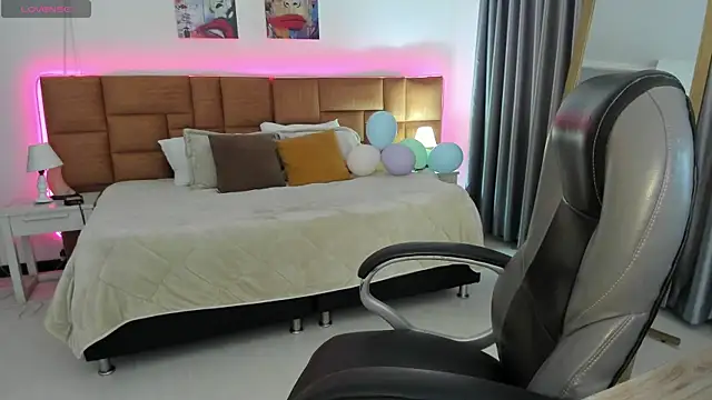 Snapshot of Catti_Brie chatting on May 19, 11:49 am Catti Brie online show from May 19, 11:49 am