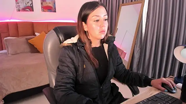 Snapshot of Catti_Brie chatting on June 16, 11:35 am Catti Brie online show from June 16, 11:35 am