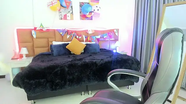 Snapshot of Catti_Brie chatting on July 8, 11:37 am Catti Brie online show from July 8, 11:37 am