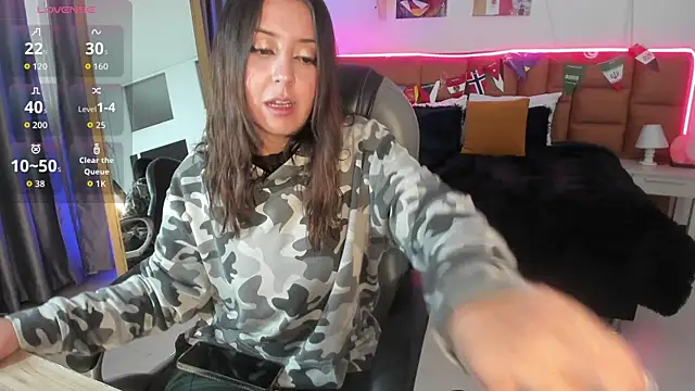 Snapshot of Catti_Brie chatting on July 16, 11:38 am Catti Brie online show from July 16, 11:38 am