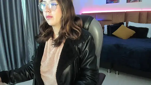 Snapshot of Catti_Brie chatting on July 29, 11:30 am Catti Brie online show from July 29, 11:30 am