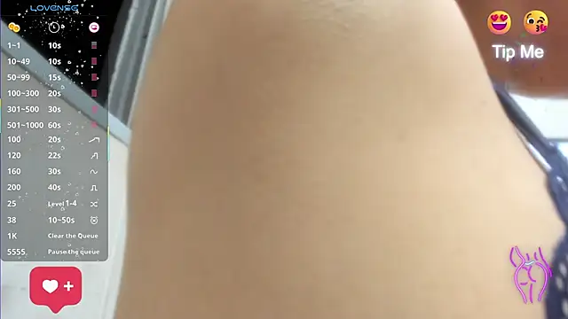 Snapshot of Alicia_Whitee chatting on January 14, 10:32 am Alicia Whitee online show from January 14, 10:32 am