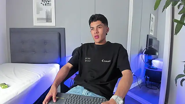 Tylerffoxx online show from September 23, 11:41 pm