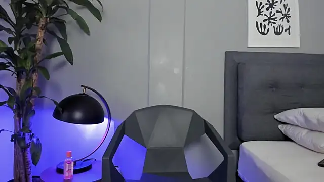Tylerffoxx online show from May 7, 9:09 pm