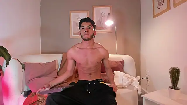 Tylerffoxx online show from May 8, 9:31 pm