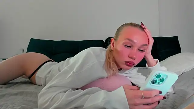 Snapshot of cuteleraay chatting on October 5, 8:29 pm cuteleraay online show from October 5, 8:29 pm