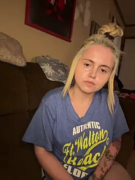 Snapshot of JuicyExxxperience chatting on April 2, 10:24 am JuicyExxxperience online show from April 2, 10:24 am