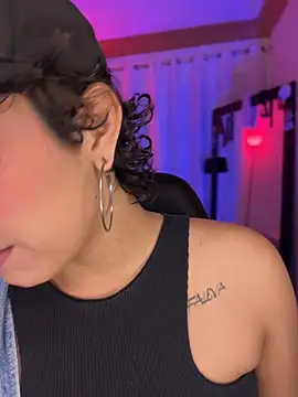 ZahaRose online show from February 7, 5:55 am