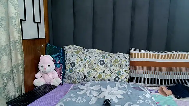 Snapshot of MrsMxx25 chatting on February 10, 2:48 am MrsMxx25 online show from February 10, 2:48 am