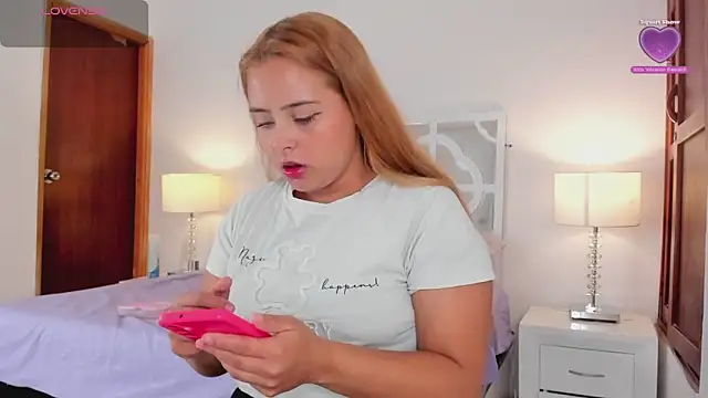 Snapshot of MikaelaStone chatting on October 7, 11:40 am MikaelaStone online show from October 7, 11:40 am