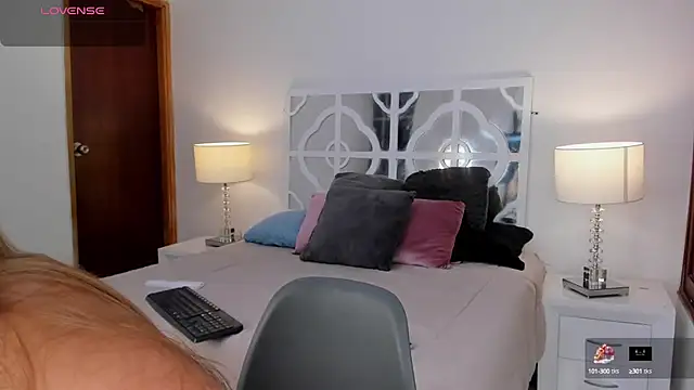 Snapshot of MikaelaStone chatting on October 16, 12:28 pm MikaelaStone online show from October 16, 12:28 pm