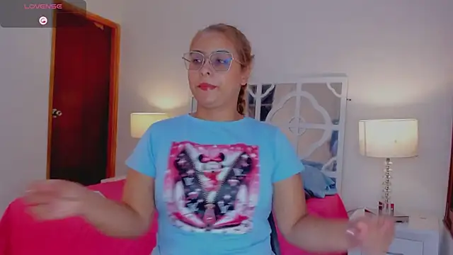 Snapshot of MikaelaStone chatting on October 20, 12:38 pm MikaelaStone online show from October 20, 12:38 pm