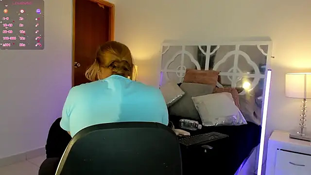 MikaelaStone online show from December 18, 10:32 am