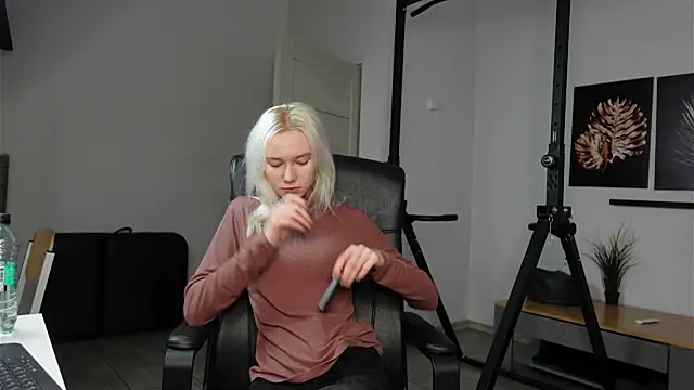 Laura Chaplin online show from November 9, 6:44 am