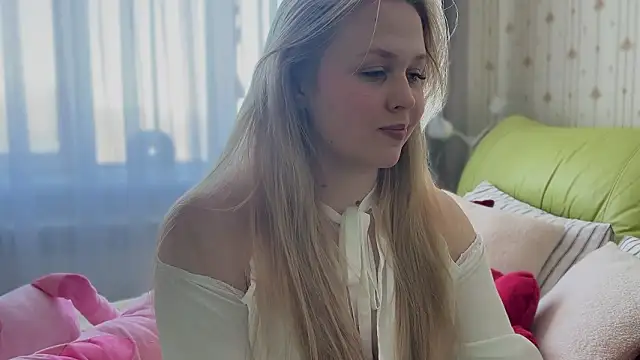 Estella Elwood online show from February 3, 6:40 am