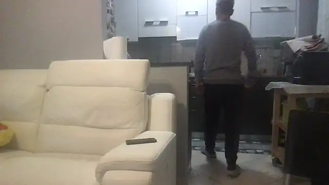 Axl hot online show from October 24, 8:05 pm