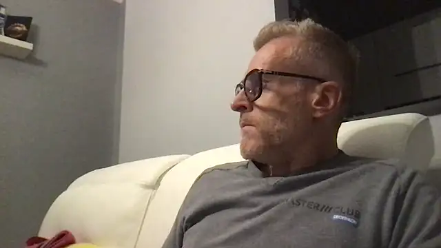 Axl hot online show from November 4, 5:23 pm