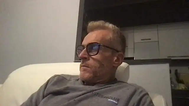 Axl hot online show from November 17, 9:09 pm