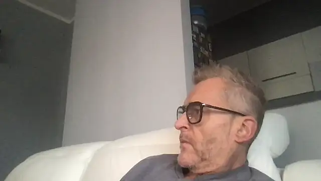 Axl hot online show from November 23, 12:05 pm