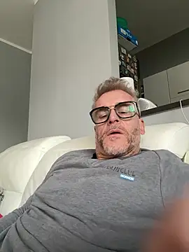 Axl hot online show from March 7, 4:04 pm