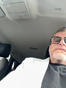 Axl hot online show from May 4, 10:33 am