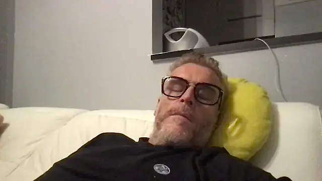 Axl hot online show from May 4, 10:39 pm