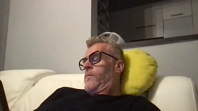 Axl hot online show from May 6, 8:03 pm