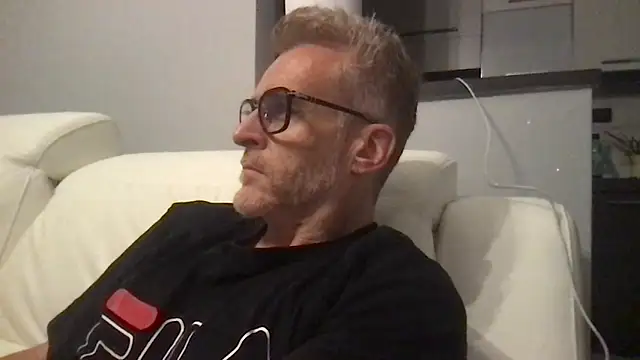 Axl hot online show from May 8, 10:37 pm