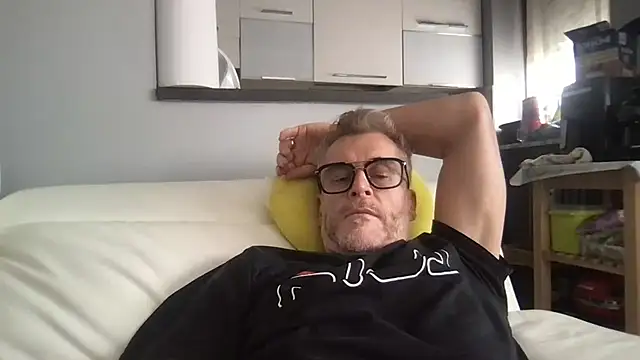 Axl hot online show from May 9, 2:33 pm