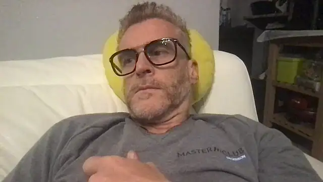 Axl hot online show from May 11, 8:06 pm