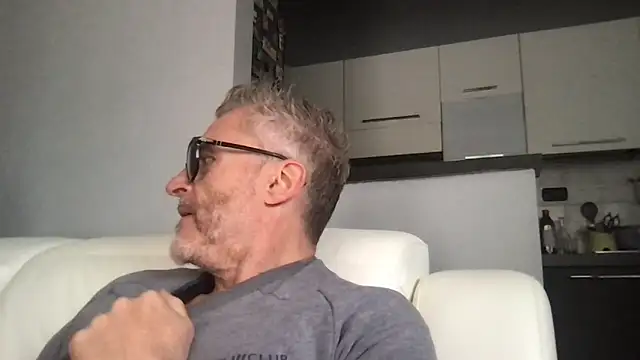 Axl hot online show from May 16, 11:42 am