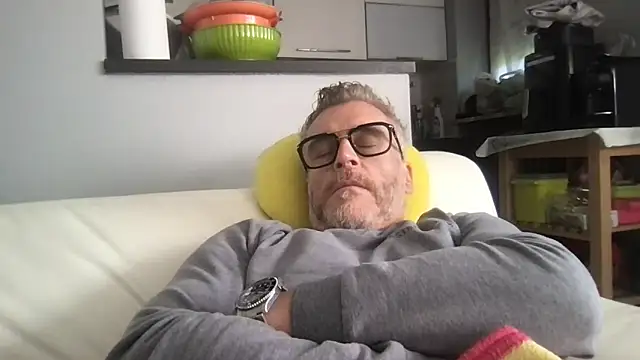 Axl hot online show from May 17, 1:51 pm