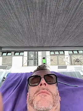 Axl hot online show from May 19, 4:02 pm