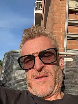 Axl hot online show from May 21, 5:20 pm