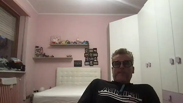 Axl hot online show from May 22, 7:19 pm