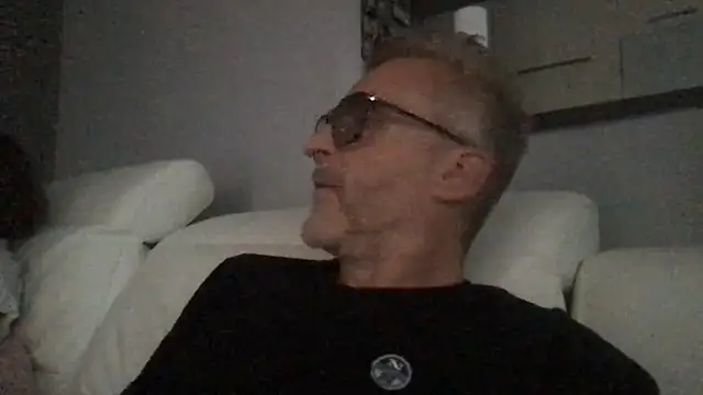 Snapshot of Axl_hot chatting on May 28, 6:27 pm Axl hot online show from May 28, 6:27 pm
