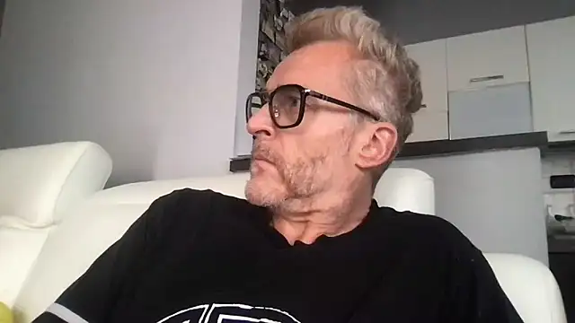 Snapshot of Axl_hot chatting on June 2, 10:17 am Axl hot online show from June 2, 10:17 am