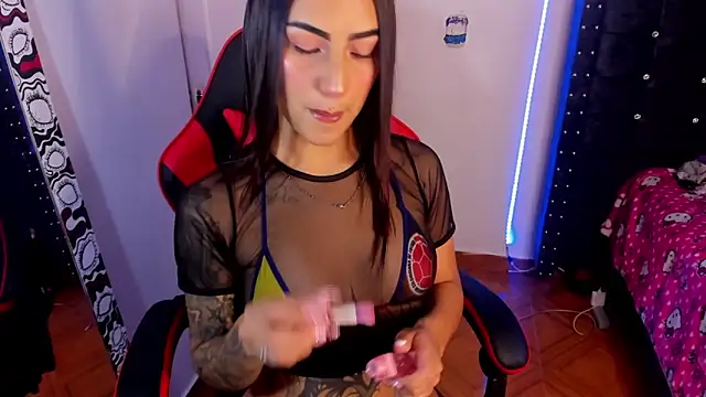 Snapshot of Samanthademonx20_ chatting on March 4, 9:04 am Samanthademonx20 online show from March 4, 9:04 am