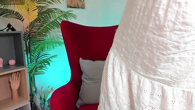 Snapshot of Sense_Of_Rosemary chatting on April 4, 5:38 am Sense Of Rosemary online show from April 4, 5:38 am