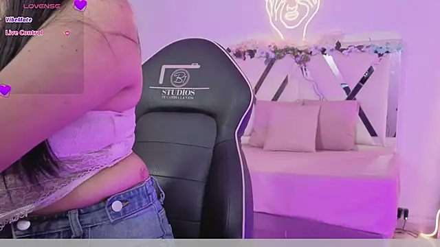 Snapshot of ZURY_TAY chatting on February 20, 11:32 am ZURY TAY online show from February 20, 11:32 am