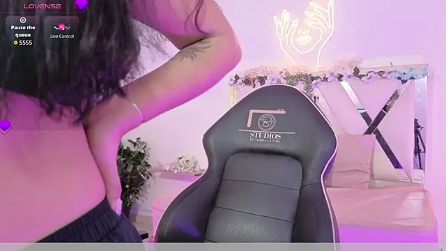 Snapshot of ZURY_TAY chatting on February 21, 11:44 am ZURY TAY online show from February 21, 11:44 am