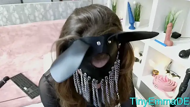 Snapshot of TinyEmmaDE chatting on March 4, 9:59 am TinyEmmaDE online show from March 4, 9:59 am