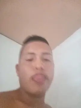 Snapshot of andrecutierrez chatting on February 15, 6:04 pm andrecutierrez online show from February 15, 6:04 pm