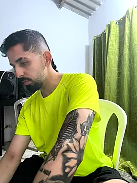 Snapshot of giannis090 chatting on October 15, 4:01 am giannis090 online show from October 15, 4:01 am