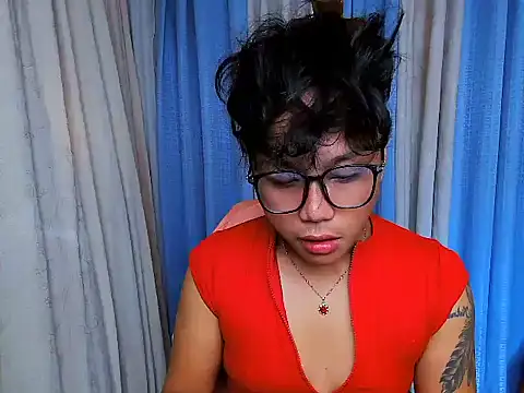Snapshot of YourNikkieXxx chatting on July 6, 5:37 am YourNikkieXxx online show from July 6, 5:37 am