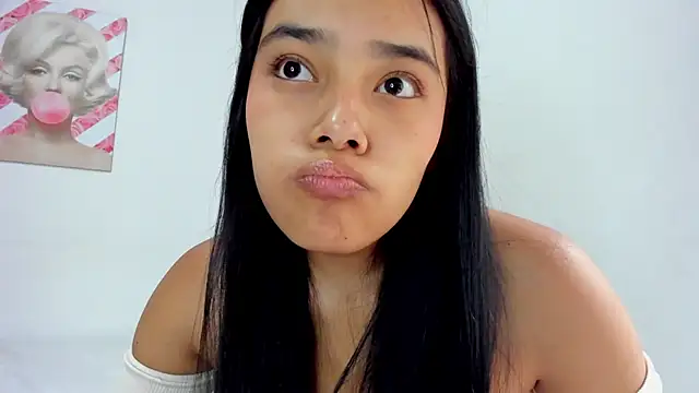 Snapshot of valeria_millers chatting on May 2, 2:33 pm valeria millers online show from May 2, 2:33 pm