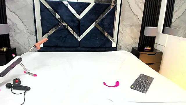 VioletRose as online show from May 16, 8:07 pm