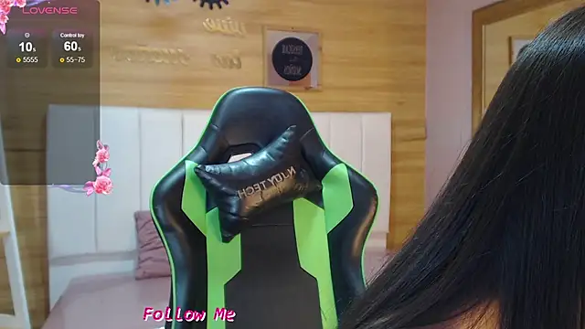 Abril Velvet a  online show from November 20, 7:13 pm