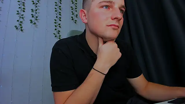 Snapshot of Your_Claddagh chatting on October 25, 5:04 am Your Claddagh online show from October 25, 5:04 am