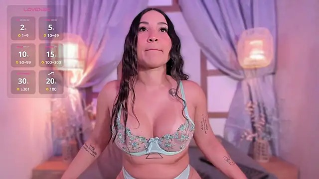 ReinaChloe online show from March 4, 10:54 am